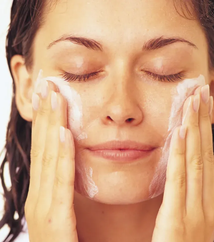 Bien nettoyer et se démaquiller le visage : quel produit est fait pour ma peau ?